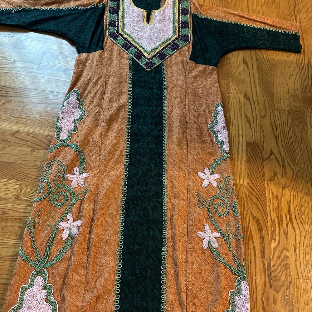 Thobe / used once like new brown and dark green color machinery